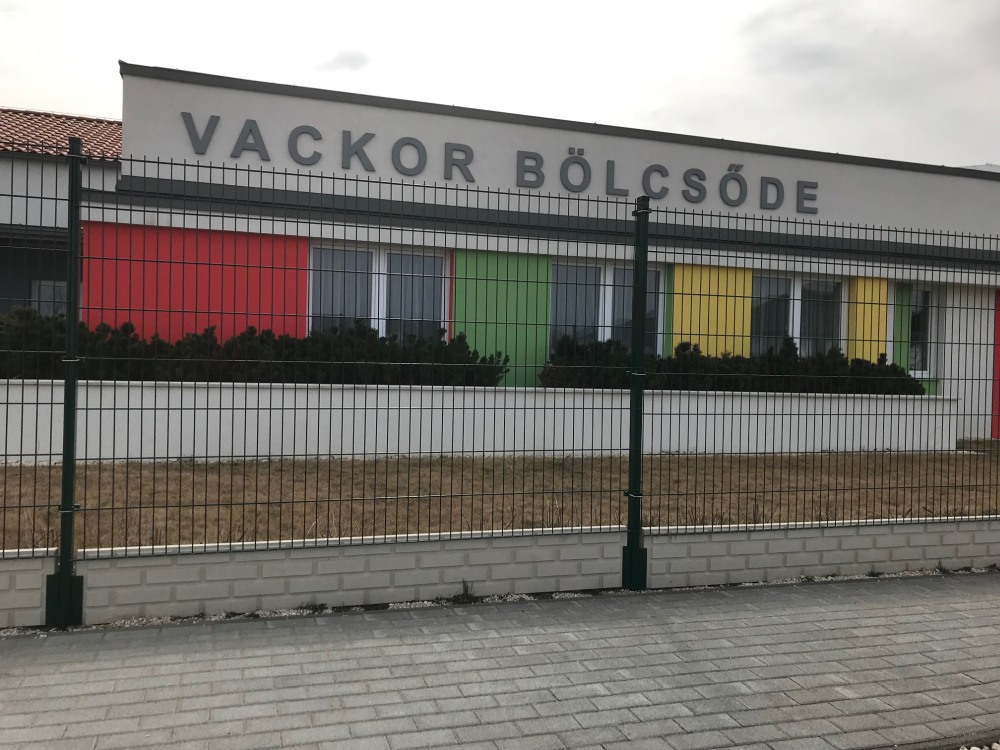 RAL6005 zöld 2D kerítésrendszer betonlábazattal bölcsöde Szigetszentmiklós, Pest megye, Közép-Magyarország I_03