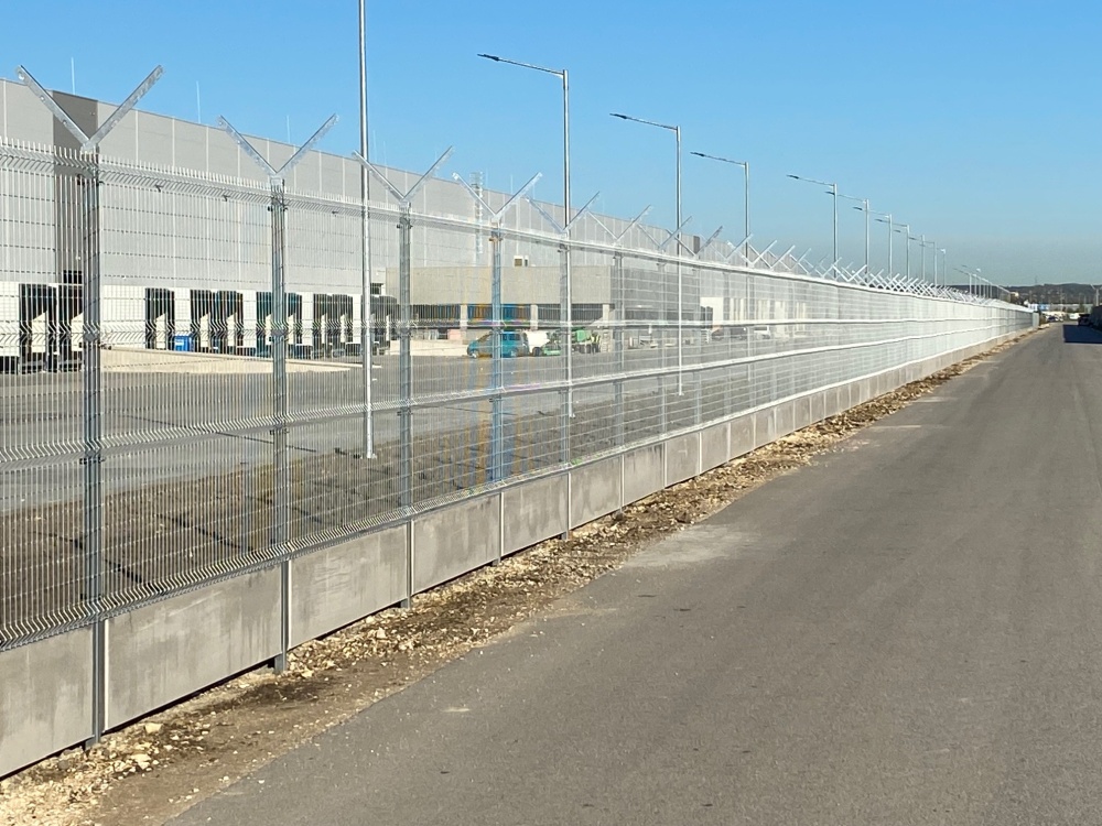 Elkészült tűzihorganyzott 3D merevítéses kerítesrendszer 50 cm betonlábazattal Y szögesdrót tartó konzollal Szigetszentmiklós Közép-Magyarország_