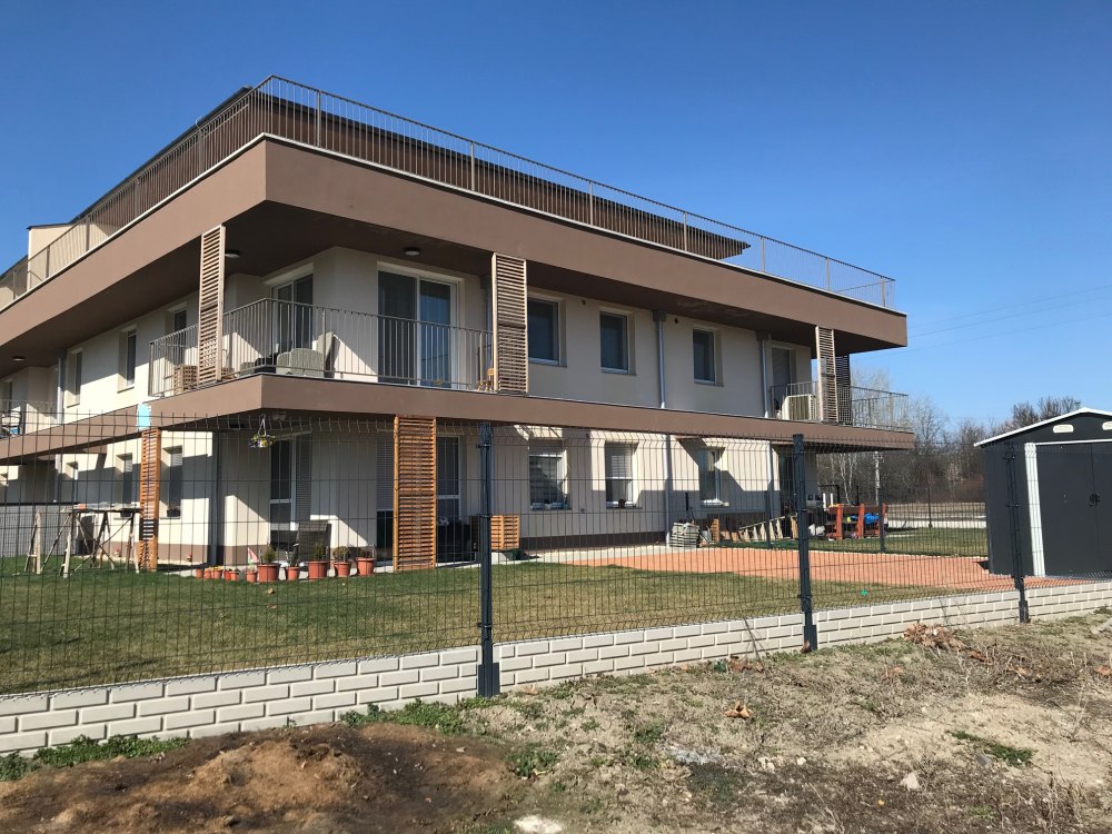 3D táblás RAL7016 antracit kerítésrendszer betonlábazattal Komárom lakópark, Komárom-Esztergom megye, Közép-Dunántúl VII_11