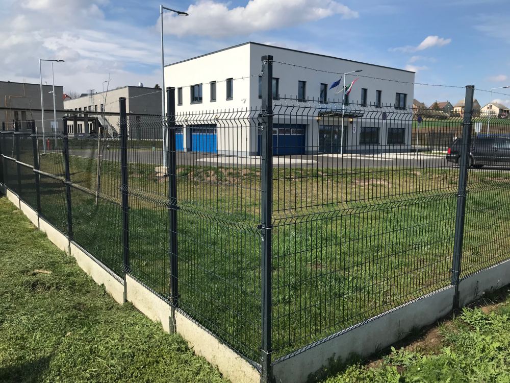 RAL 7016 antracit 3D táblás kerítésrendszer építése az M30 autópálya csobádi pihenőhelyén