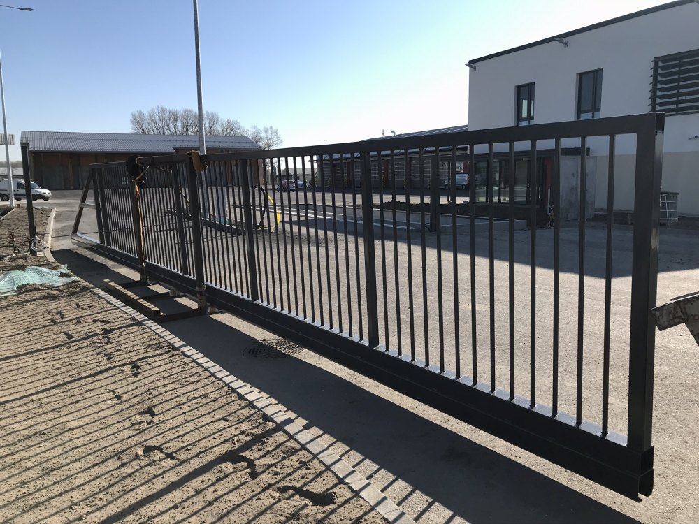 Tűzihorganyzott 3D kerítés betonlábazattal és motoros ipari úszókapu telepítése az M44 lakiteleki mérnökségi telepén.